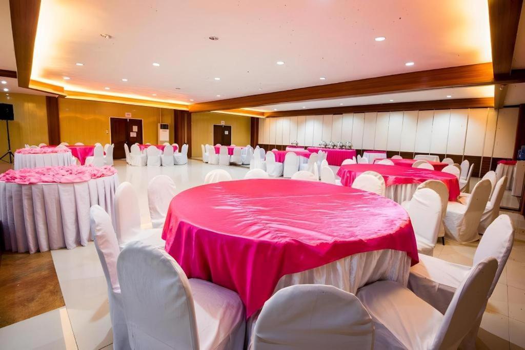 Family Country Hotel And Convention Centre General Santos City Экстерьер фото